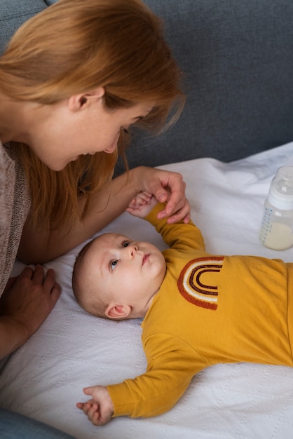 Familie von zwei Müttern mit einem Baby