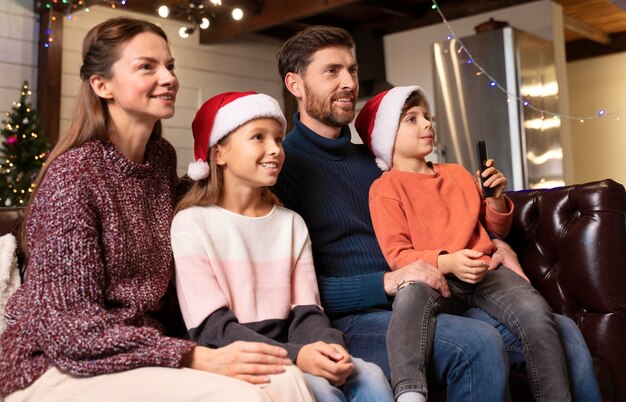 Familie vor Weihnachten vor dem Fernseher