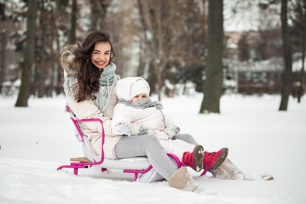 Familie Winter Spaß Mutter Kind