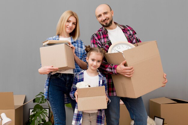 Familie zieht in ein neues Haus