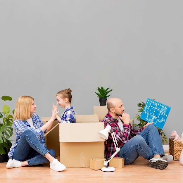 Familie zieht in ein neues Haus