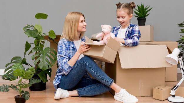 Familie zieht in ein neues Haus