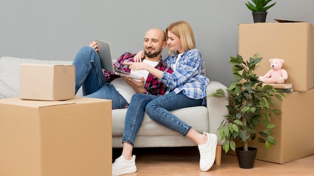 Familie zieht in ein neues Haus