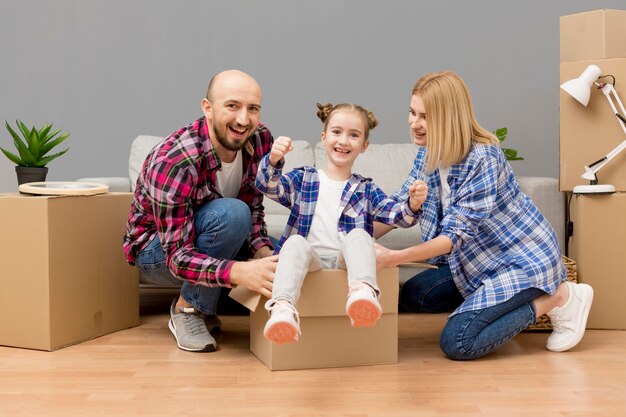 Familie zieht in ein neues Haus