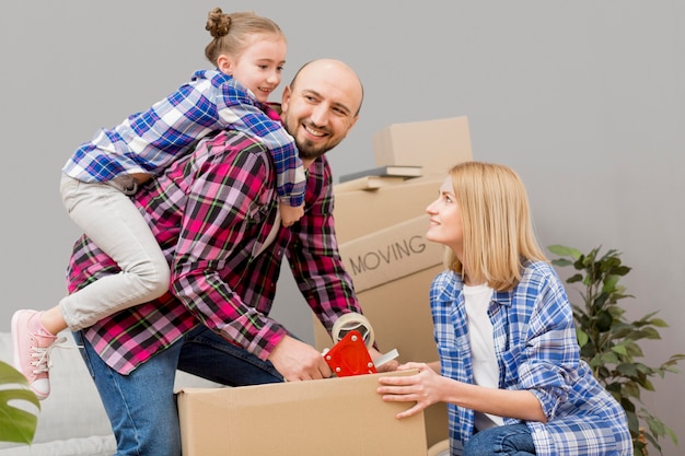 Familie zieht in ein neues Haus