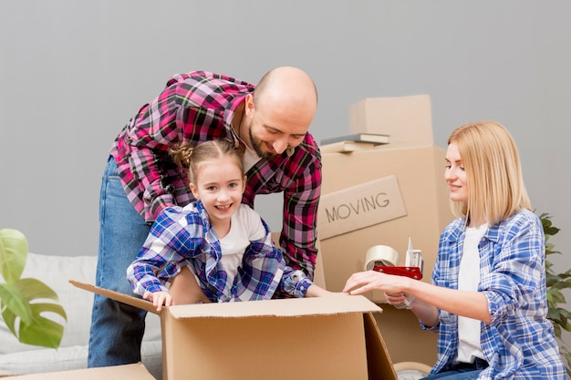 Kostenloses Foto familie zieht in ein neues haus