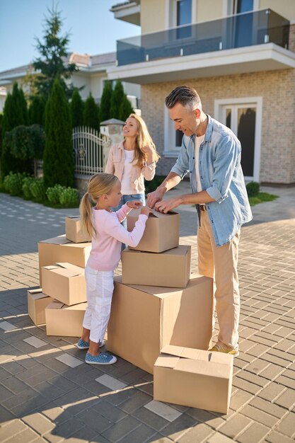 Familie zieht in ein neues Haus