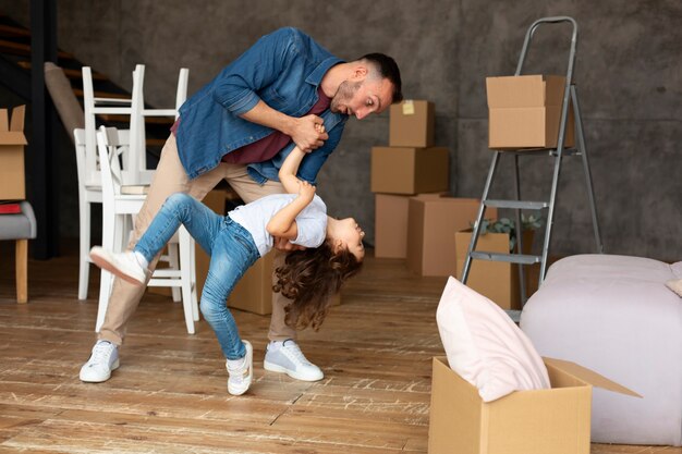 Familie zieht in ein neues Zuhause um