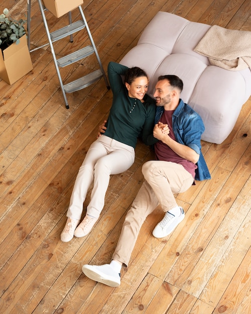 Kostenloses Foto familie zieht in ein neues zuhause