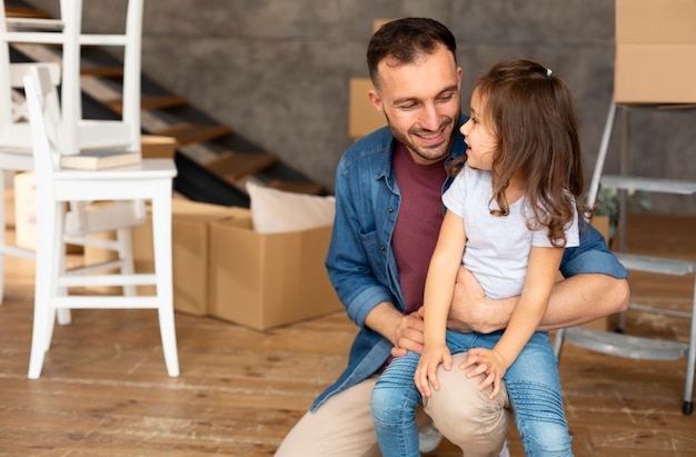 Kostenloses Foto familie zieht in ein neues zuhause