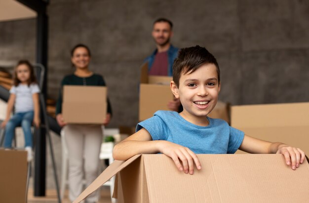 Familie zieht in ein neues Zuhause