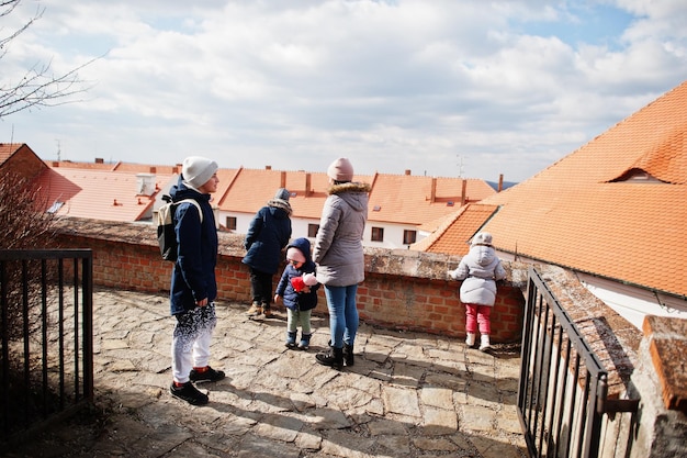 Familie zu Fuß am historischen Schloss Mikulov Mähren Tschechien Alte europäische Stadt
