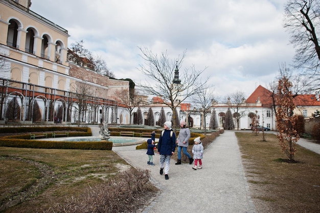 Familie zu Fuß am historischen Schloss Mikulov Mähren Tschechien Alte europäische Stadt