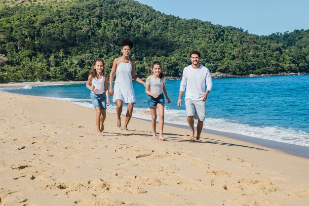 Familie zu Fuß und posiert