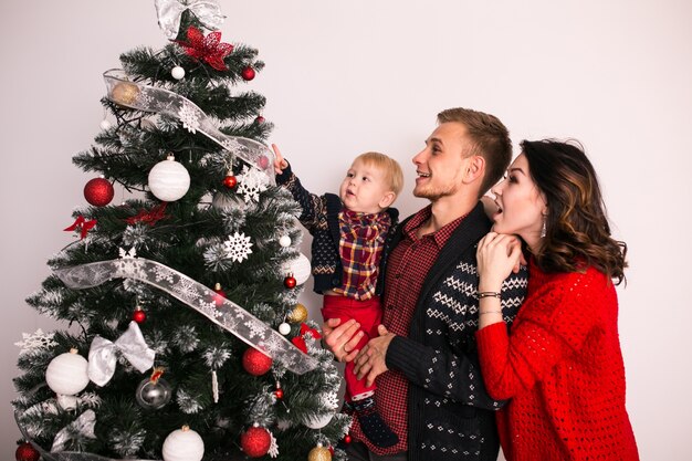 Kostenloses Foto familie zu hause an weihnachten