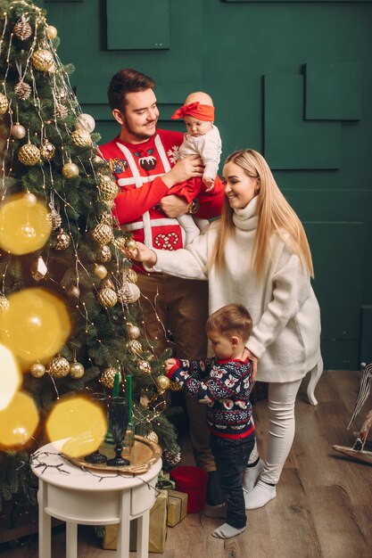 Familie zu Hause nahe Weihnachtsbaum