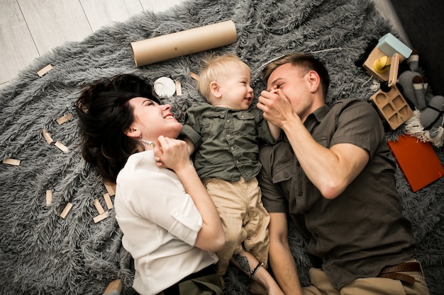 Kostenloses Foto familie zu hause