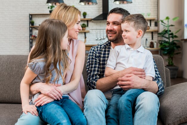 Familie zu Hause