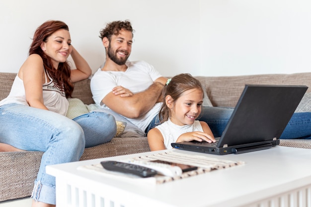 Kostenloses Foto familie zusammen im wohnzimmer