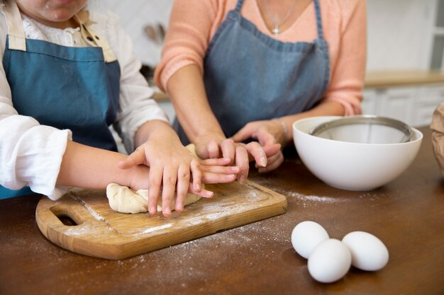 Familie zusammen kochen hautnah