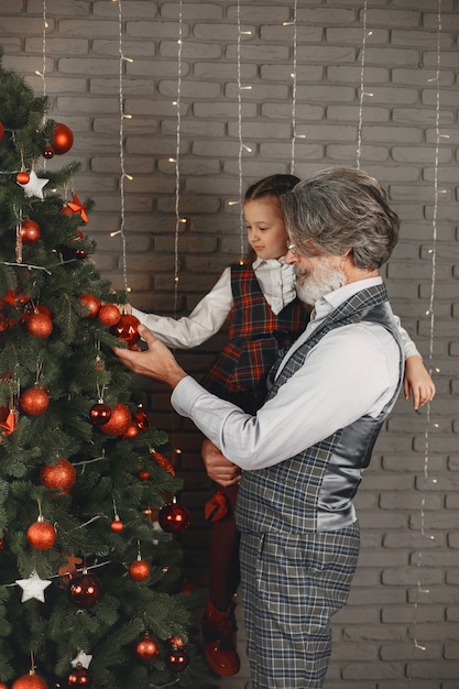 Familien-, Feiertags-, Generationen-, Weihnachts- und Personenkonzept. Zimmer für Weihnachten dekoriert