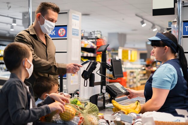 Familieneinkauf mit Gesichtsmaske