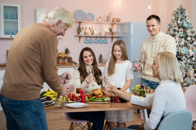 Kostenloses Foto familienfeier weihnachten zu hause