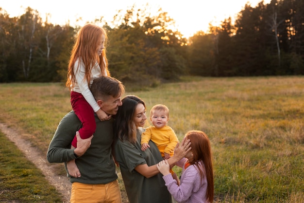 Familienleben im Freien in der Herbstzeit