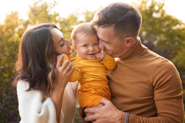 Familienleben im Freien in der Herbstzeit