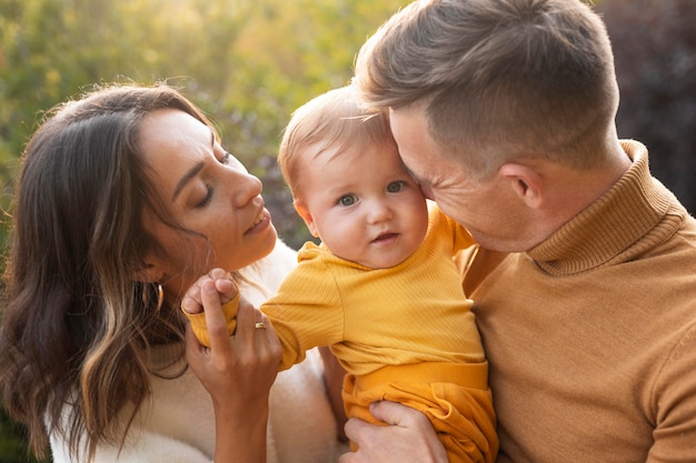 Familienleben im Freien in der Herbstzeit