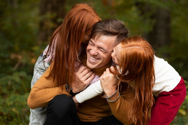 Familienleben im Freien in der Herbstzeit