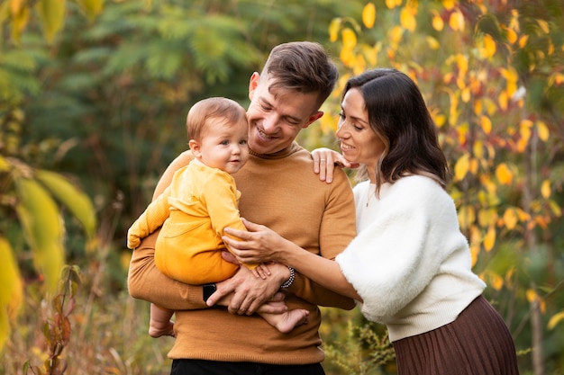 Familienleben im Freien in der Herbstzeit