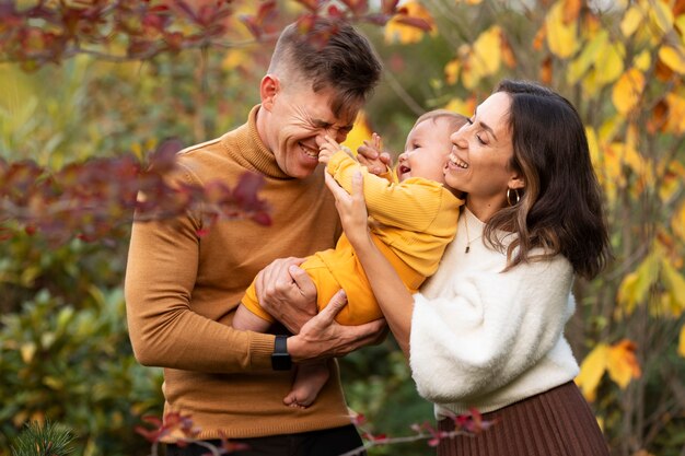 Familienleben im Freien in der Herbstzeit