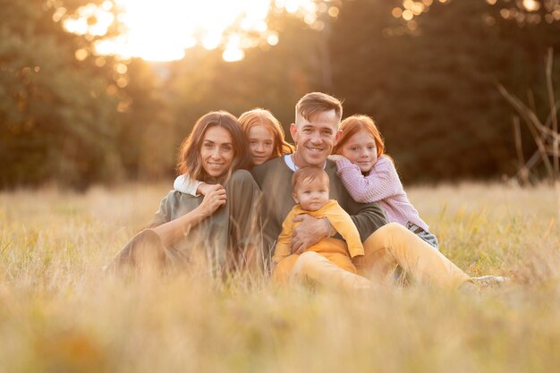 Familienleben im Freien in der Herbstzeit