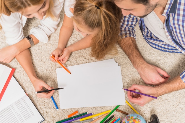 Familienmalerei auf dem Boden