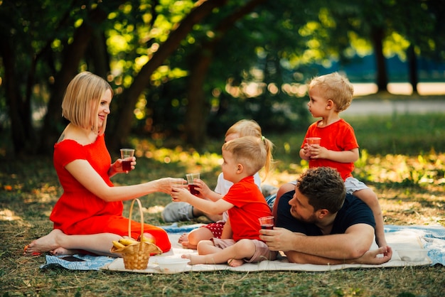 Familienmitglieder, die einander betrachten und lächeln