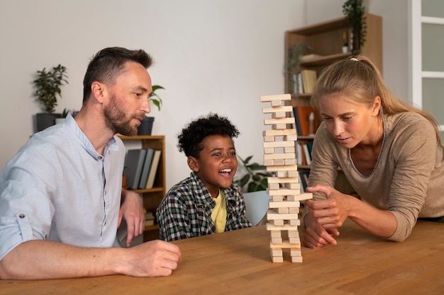 Familienmitglieder mit mittlerem Schuss, die ein Spiel spielen