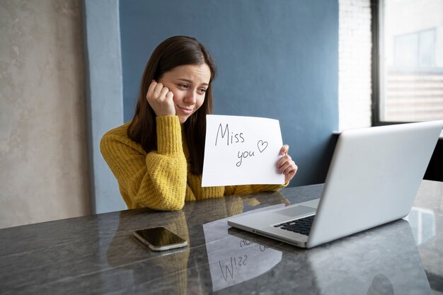 Familienmitglieder unterhalten sich über einen Videoanruf