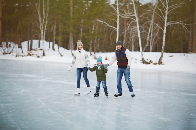 Familienporträt auf Eisbahn