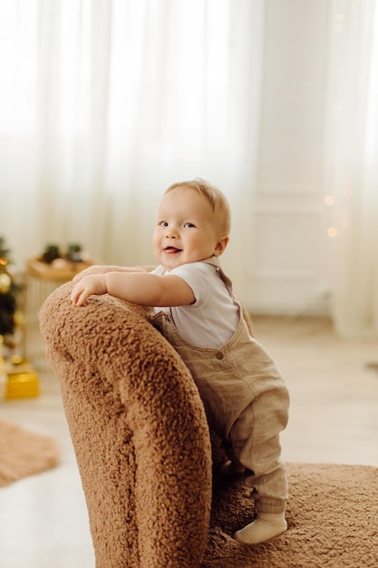 Familienporträt einer glücklichen jungen Mutter und eines Vaters mit Kind, das im Innenbereich posiert