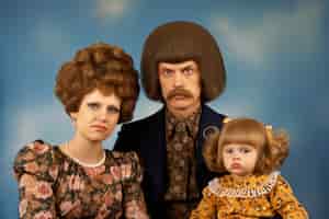 Kostenloses Foto familienporträt mit lustiger perücke.