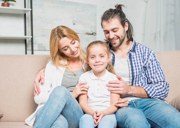 Kostenloses Foto familienportrait auf dem sofa