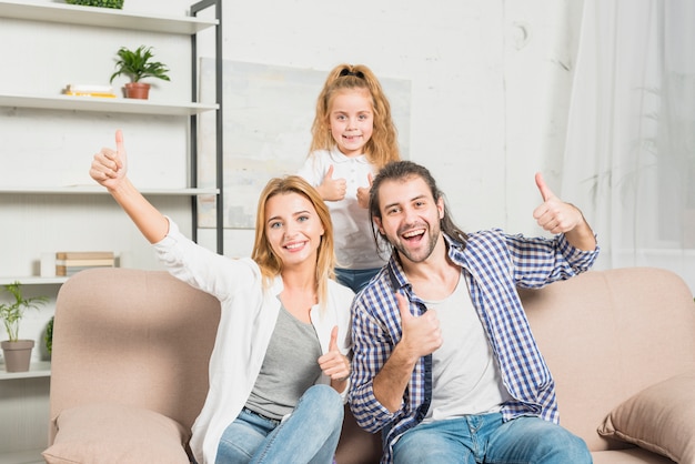 Familienportrait auf dem Sofa