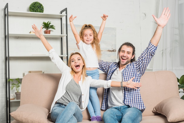 Familienportrait auf dem sofa