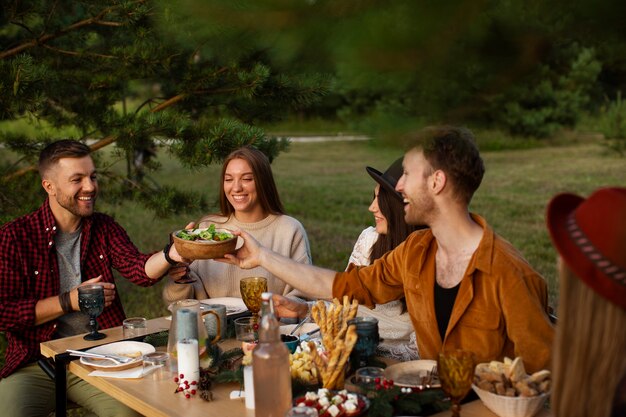 Familientreffen, das den Winter feiert