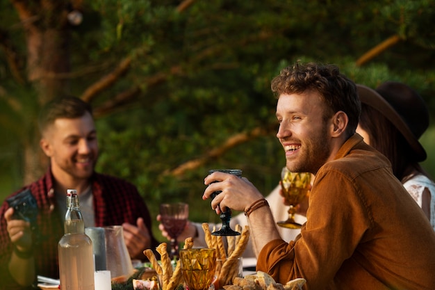 Familientreffen, das den Winter feiert