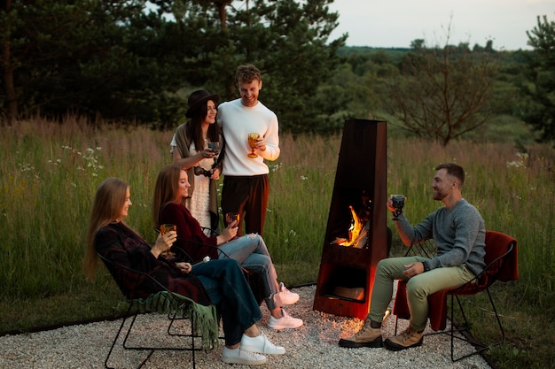 Familientreffen, das den Winter feiert