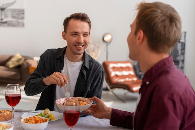 Kostenloses Foto familientreffen mit homosexuellen partnern