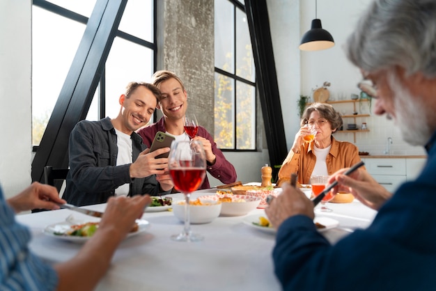 Familientreffen mit homosexuellen Partnern