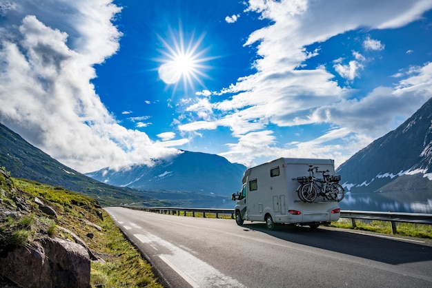 Familienurlaub reise rv, urlaubsreise im wohnmobil, caravan auto urlaub. schöne natur norwegen naturlandschaft.
